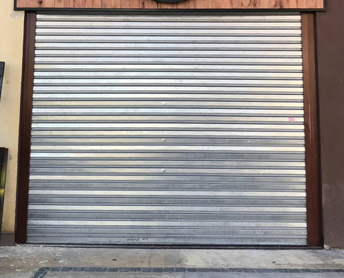 Arreglo de cortinas metálicas